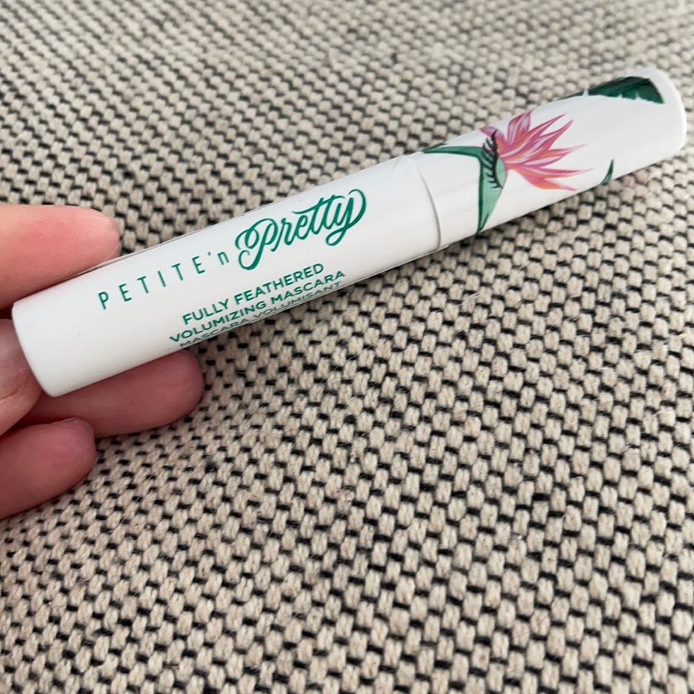 Petite n pretty fully feathered volumizing mascara